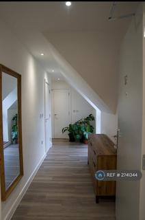 2 bedroom flat to rent, Station Road, Hook, RG27