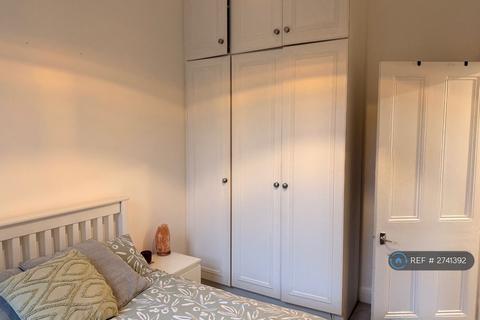 2 bedroom flat to rent, London, London, W14