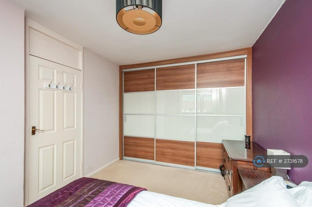 Bed 1 Wardrobes