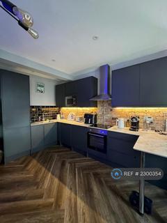 2 bedroom flat to rent, Wood Street, London, E17