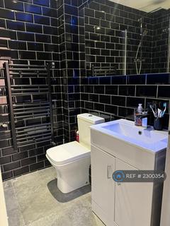 2 bedroom flat to rent, Wood Street, London, E17