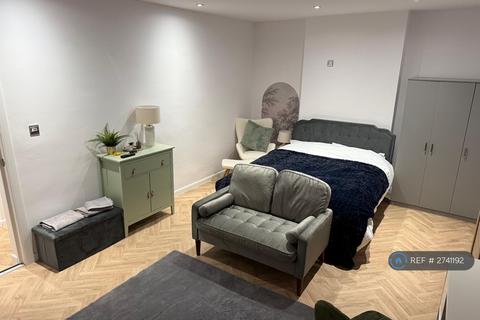 1 bedroom in a house share to rent, Penarth Road, Cardiff, CF11
