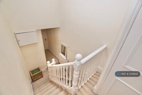 2 bedroom flat to rent, Beauchamp Road, London, SW11
