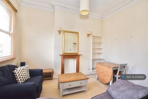 2 bedroom flat to rent, Beauchamp Road, London, SW11