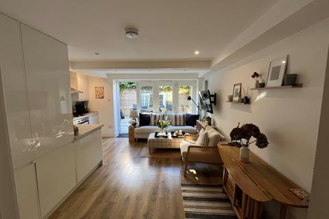 2 bedroom flat for sale, London SW11