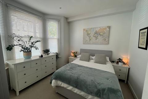 2 bedroom flat for sale, London SW11