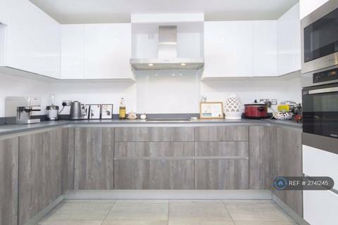 2 bedroom terraced house to rent, Smugglers Way, London, SW18