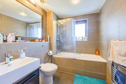 2 bedroom flat to rent, London E3