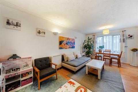 2 bedroom flat to rent, Cross Road, Wimbledon, SW19