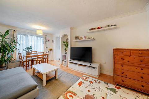 2 bedroom flat to rent, Cross Road, Wimbledon, SW19