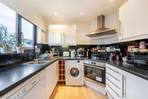 2 bedroom flat to rent, Cross Road, Wimbledon, SW19