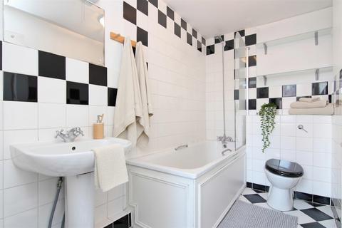2 bedroom flat to rent, West Hill, London