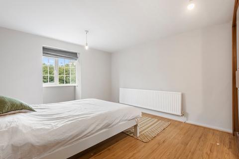 4 bedroom house to rent, Kenchester Close, London