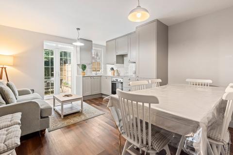 4 bedroom house to rent, Kenchester Close, London