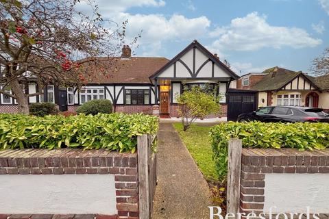 3 bedroom bungalow for sale, Clayton Avenue, Upminster, RM14