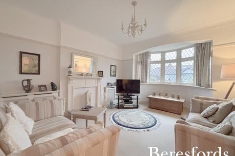 3 bedroom bungalow for sale, Clayton Avenue, Upminster, RM14