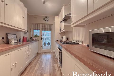 3 bedroom bungalow for sale, Clayton Avenue, Upminster, RM14