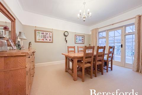 3 bedroom bungalow for sale, Clayton Avenue, Upminster, RM14