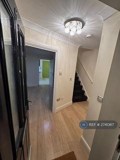 3 bedroom semi-detached house to rent, Collins Drive, Reading, RG6