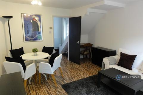 2 bedroom semi-detached house to rent, St. Peter's Close, London, SW17