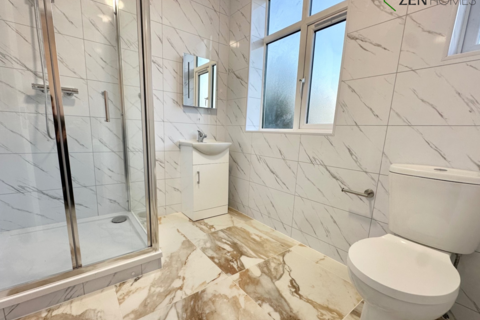 Studio to rent, London E17