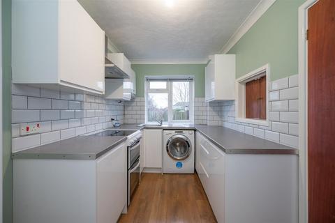 2 bedroom flat to rent, Elm Grove, Hayling Island PO11