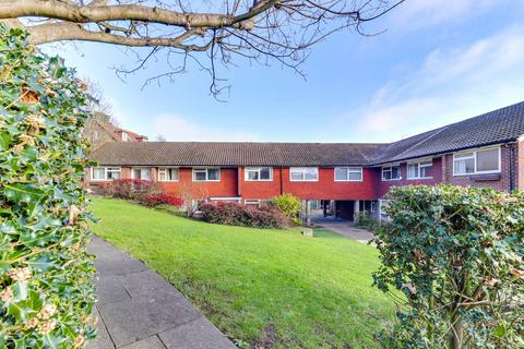 3 bedroom maisonette to rent, Buckingham Court, Darlaston Road, London