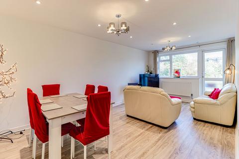3 bedroom maisonette to rent, Buckingham Court, Darlaston Road, London