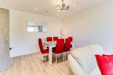 3 bedroom maisonette to rent, Buckingham Court, Darlaston Road, London