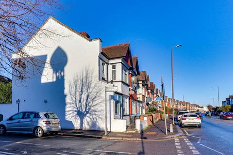 3 bedroom end of terrace house to rent, Durnsford Road, London