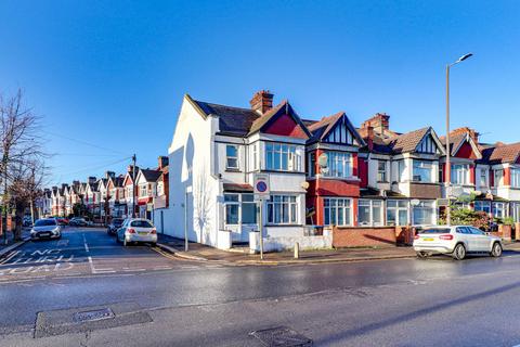 3 bedroom end of terrace house to rent, Durnsford Road, London