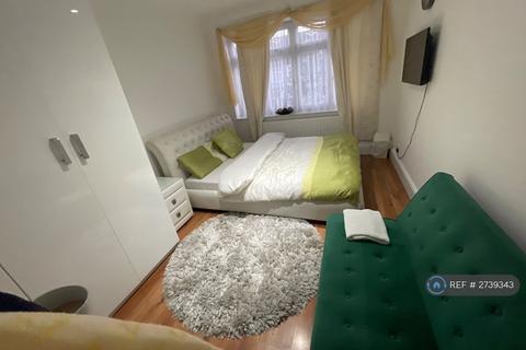 1 bedroom in a house share to rent, Holland Park Avenue, Ilford, IG3