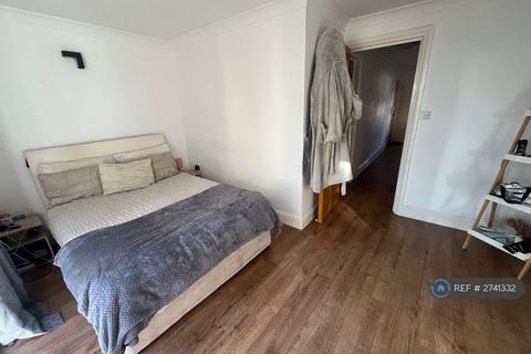 2 bedroom flat to rent, New Wanstead, London, E11
