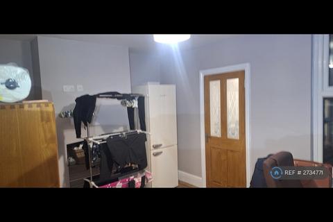 3 bedroom end of terrace house to rent, Brompton Lane, Rochester, ME2