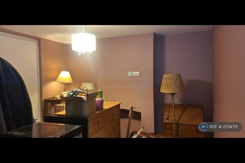 3 bedroom end of terrace house to rent, Brompton Lane, Rochester, ME2