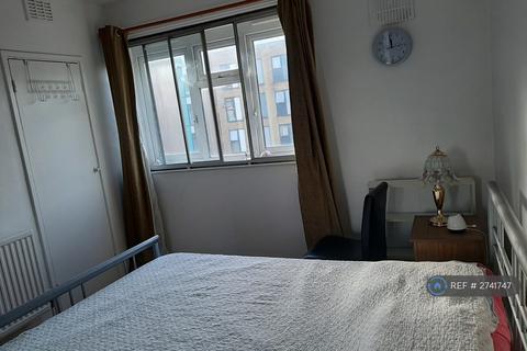 1 bedroom in a flat share to rent, Dabin Crescent, London, SE10
