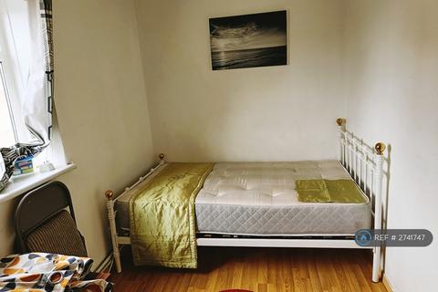 1 bedroom in a flat share to rent, Dabin Crescent, London, SE10