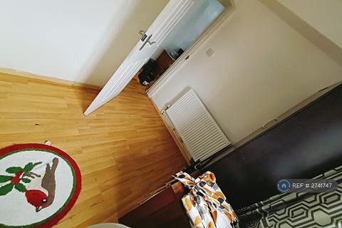1 bedroom in a flat share to rent, Dabin Crescent, London, SE10