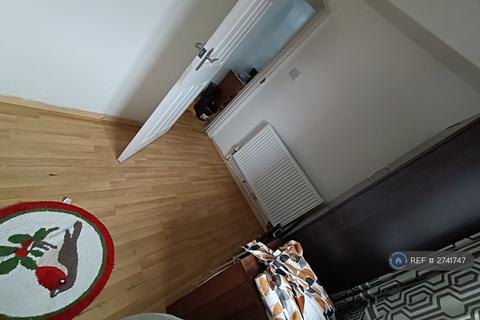 1 bedroom in a flat share to rent, Dabin Crescent, London, SE10