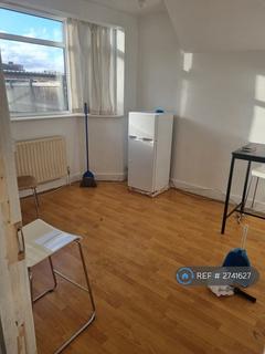 1 bedroom in a house share to rent, Richmond Crescent, London, N9