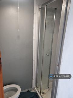 1 bedroom in a house share to rent, Richmond Crescent, London, N9