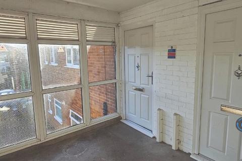 2 bedroom flat to rent, Gateacre Court, Ellesmere Port, CH66