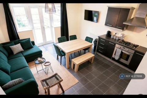 6 bedroom semi-detached house to rent, Oaktree Drive, Gipton, Leeds, LS8