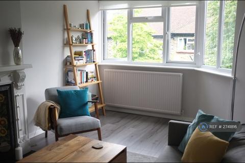 2 bedroom flat to rent, Heath Park Court, Romford, RM2