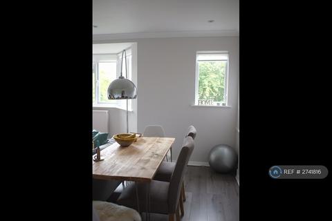2 bedroom flat to rent, Heath Park Court, Romford, RM2