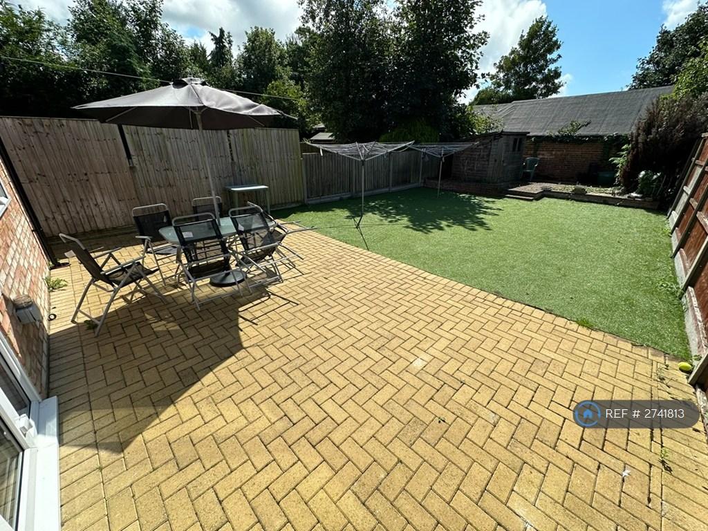 Garden, Seating Chairs &amp; 2 Washing Lines