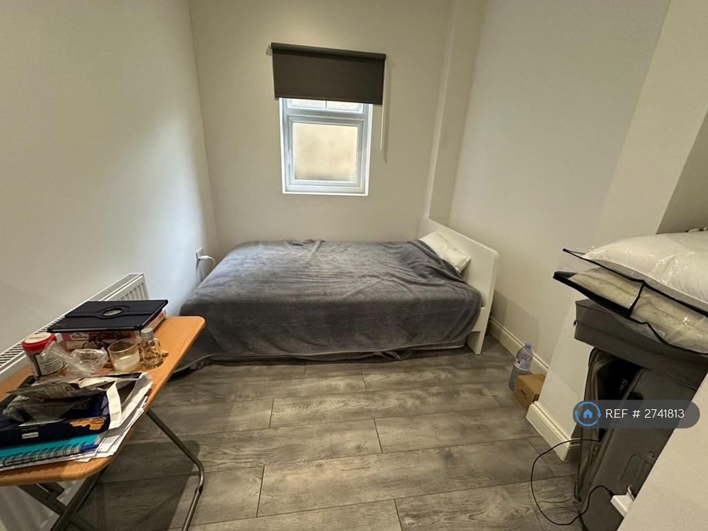 Double Bed &amp; Desk Area