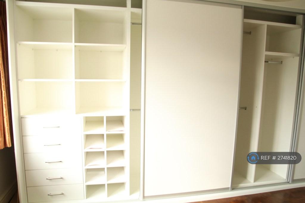 Main Bedroom - Fitted Wardrobe