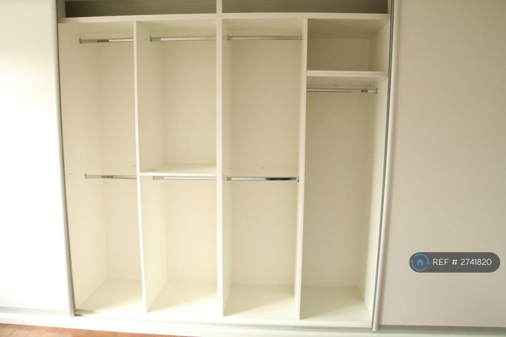 Main Bedroom - Fitted Wardrobe