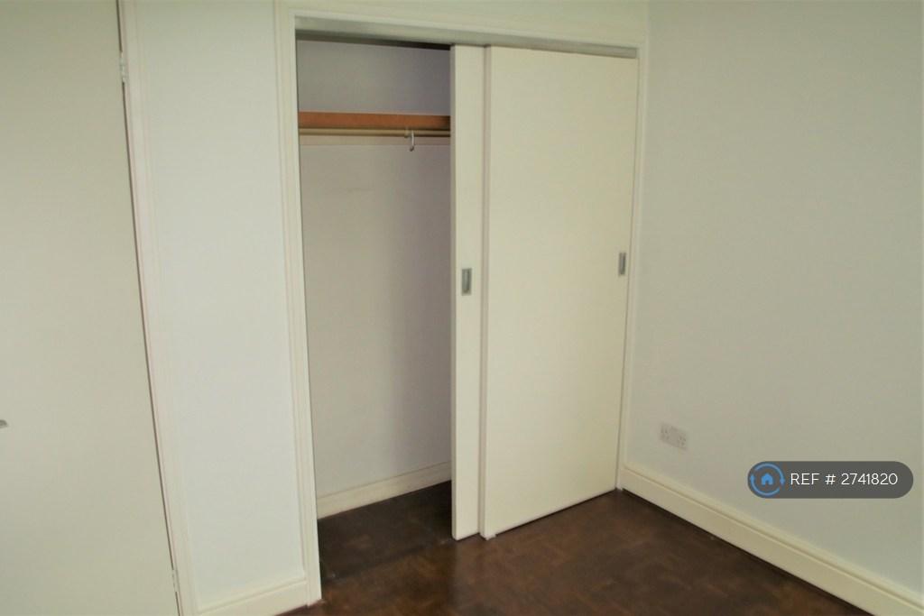Second Bedroom - Fitted Wardrobe